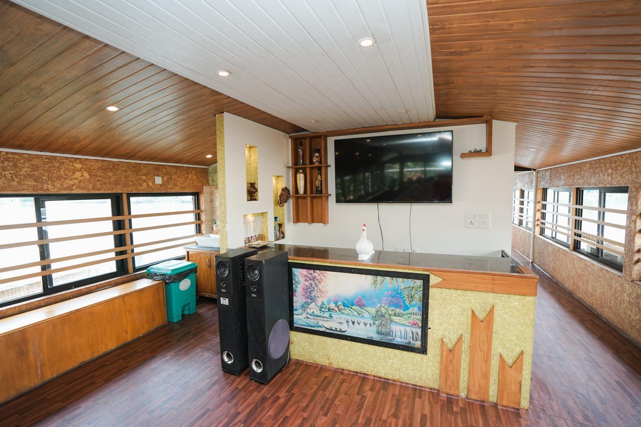 4 bedroom houseboat interior or facilities